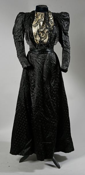 null Robe vers 1895-1900, robe en damas de soie noir à motifs de grains de café;...