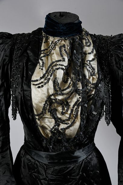 null Robe vers 1895-1900, robe en damas de soie noir à motifs de grains de café;...