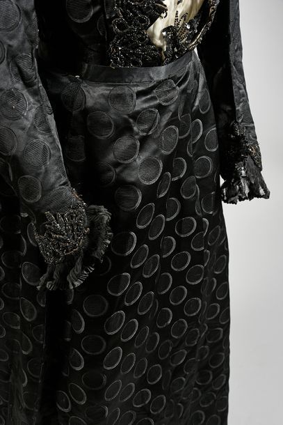 null Robe vers 1900, robe en façonné soie noir à dessin de disques striés; haut baleiné...