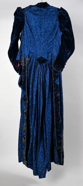 null Robe vers 1890, en damas bleu à décor d'un semis de fleurs, manches et parmentures...