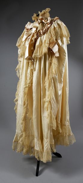null Robe d'intérieur, vers 1900, déshabillé en pongé de soie crème à col montant...
