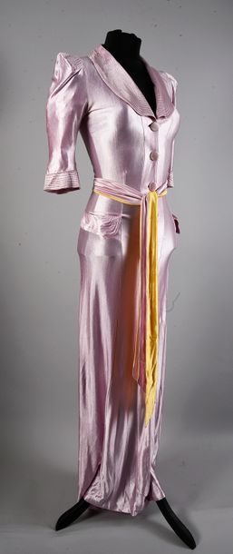 null Robe d'intérieur, vers 1930, robe longue ajustée en crêpe de soie artificielle...