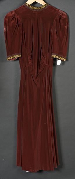 null Robe du soir, haute couture, vers 1940, en velours de coton chocolat travaillé...