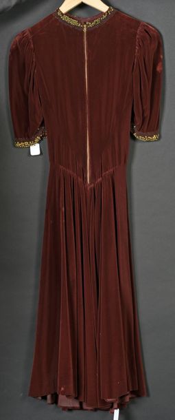 null Robe du soir, haute couture, vers 1940, en velours de coton chocolat travaillé...