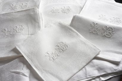 null Service de table en damas de coton, nappe et onze serviettes, vers 1840, chemin...