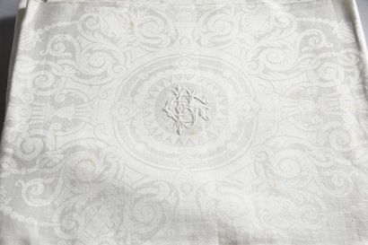 null Suite de quatorze serviettes en damas de lin, vers 1840, grand décor de rosace...