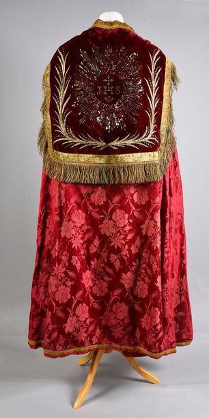 null Chape composite, XIXe-XXe siècle, damas de soie rouge aux bouquets de roses,...