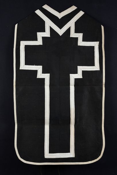 null Réunion de quatre chasubles, milieu du XIXe siècle, chasuble, étole, manipule...