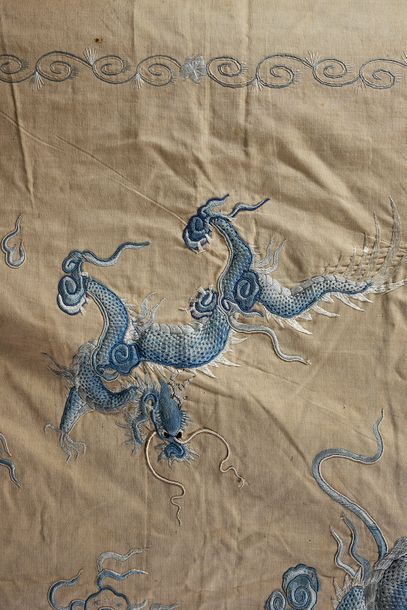 null Panneau brodé au dragon, Indochine, vers 1930, toile de coton sable brodée soie...