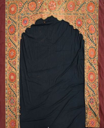 null Portière en broderie susani, Ouzbékistan, fin du XIXe siècle, toile de lin brune...