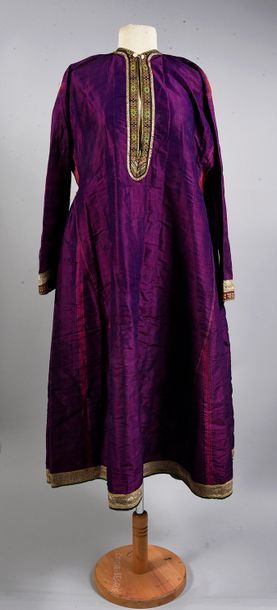 null Robe, Kaboul, Afghanistan, robe de coupe caftan en taffetas de soie violet et...