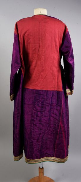 null Robe, Kaboul, Afghanistan, robe de coupe caftan en taffetas de soie violet et...