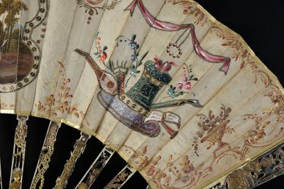 null Couple de musiciens, vers 1770-1780
Eventail plié, feuille en soie crème peinte...