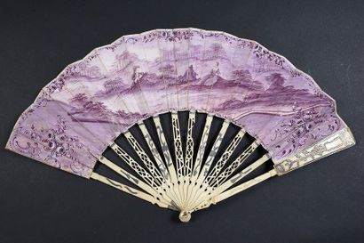 null Camaïeu de violet, vers 1770-1780
Eventail plié, feuille double en papier peint...