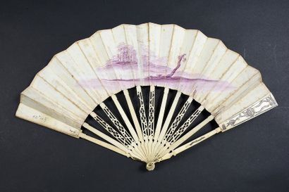 null Camaïeu de violet, vers 1770-1780
Eventail plié, feuille double en papier peint...