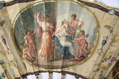null La toilette de Vénus, vers 1780-1790
Eventail plié, feuille en soie crème ornée...