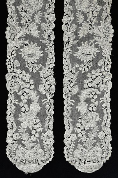 null Belle paire de barbes en dentelle de Bruxelles, fuseaux, vers 1730-40.
Paire...