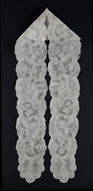 null Barbes en dentelle de Malines, fuseaux, vers 1740-60.
Paire de barbes aboutées...