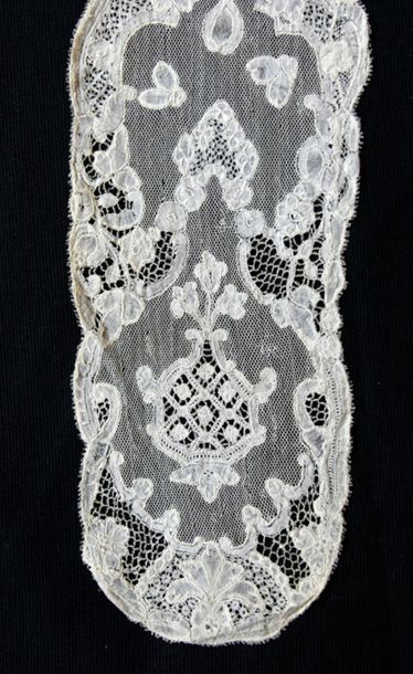 null Barbes et passe, dentelle de Bruxelles, fuseaux, vers 1750-60.
Décor de cartouches...