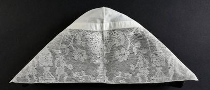null Bonnet, bordure aux fuseaux, Anvers, XVIIIe siècle.
En fine toile de lin, la...
