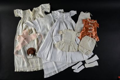 null Robes de poupée, début du XXe siècle.
Six robes de poupées dont trois longues,...