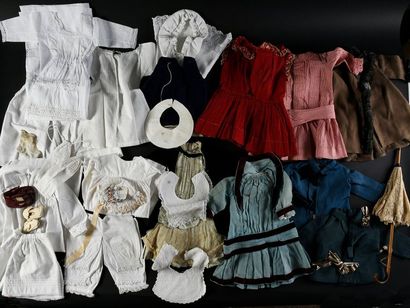 null Trousseau de poupée vers 1930.
Un manteau, deux vestes, une jupe, quatre robes,...