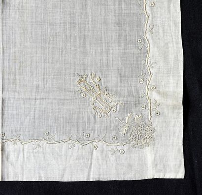 null Mouchoirs, broderie blanche, 2nde moitié du XIXe siècle.
Trois mouchoirs en...