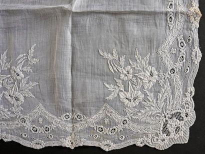 null Mouchoirs et pochette brodés, XIXe siècle
Un beau mouchoir en linon très finement...