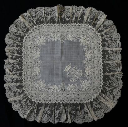 null Somptueux mouchoir brodé, couronne de marquis, 2nde moitié du XIXe siècle.
A...