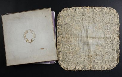 null Superbe mouchoir brodé, Cie des Indes, 2nde moitié du XIXe siècle.
En linon...