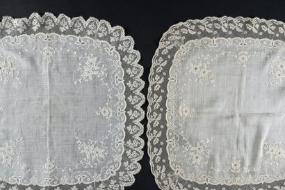 null Grands mouchoirs, broderie blanche, milieu du XIXe siècle.
Deux grands mouchoirs...