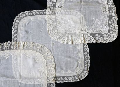 null Mouchoirs, broderie blanche, milieu du XIXe siècle.
Trois mouchoirs en linon...