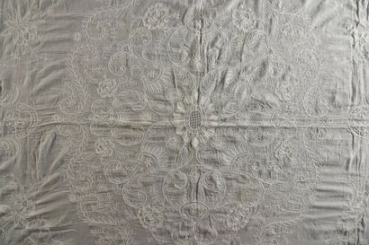 null Nappe en broderie Cornely, fin du XIXe siècle.
Belle nappe en mousseline de...