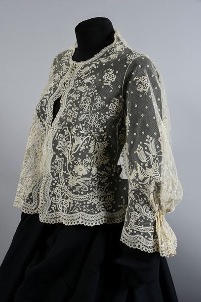 null Veste en dentelle application d'Angleterre, vers 1880-1900.
A manches pagodes,...