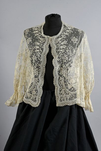 null Veste en dentelle application d'Angleterre, vers 1880-1900.
A manches pagodes,...