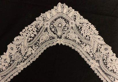 null Eléments du costume en dentelle, Bruxelles, fin du XIXe siècle.
Un ensemble...