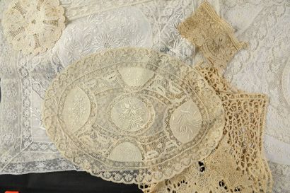 null Fond de maison, dentelle et broderie, début du XXe siècle.
Diverses pièces en...