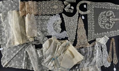 null Accessoires du costume féminin, fuseaux, XIXe siècle.
Dix-huit pièces dont deux...