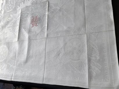 null Service de table nappe et dix-huit serviettes, vers 1860-80.
En damassé de lin...