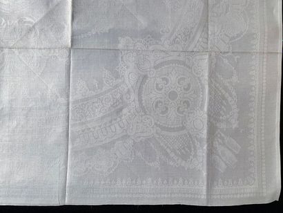 null Service de table nappe et dix-huit serviettes, vers 1860-80.
En damassé de lin...