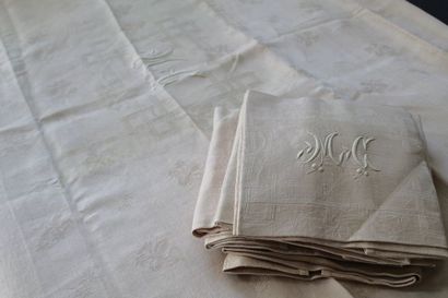 null Service de table, nappe et neuf serviettes, vers 1930-40.
En damassé de coton...