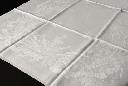 null Service de table, deux nappes et onze serviettes, fin du XIXème siècle.
Deux...