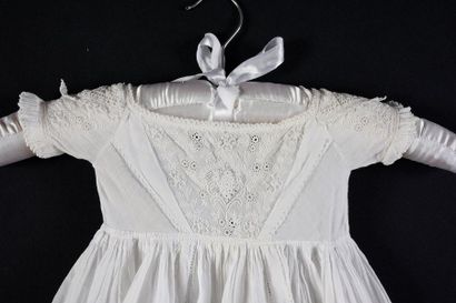 null Robe de présentation, broderie Ayrshire, milieu du XIXe siècle.
En linon très...