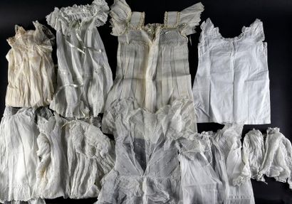 null Robes de fillettes, dentelles et broderies, fin du XIXe siècle.
Trois robes...