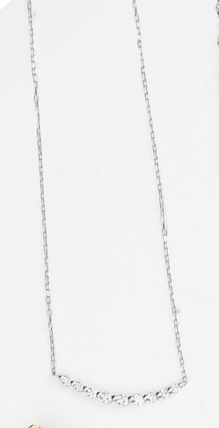 null Collier en or gris 750e, orné d'un motif serti de 9 diamants ronds. Fermoir...