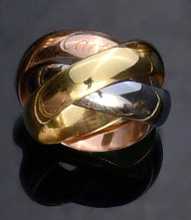 CARTIER. Bague Trinity trois or 750e.
Signée.
Poids brut 12,90 g
TDD 49