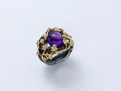 null Bague en or 750 millièmes partiellement noirci, ornée d'un cabochon d'améthyste...