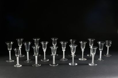 null Suite de 18 verres à jambe de forme évasée en verre soufflé les pieds à fili...