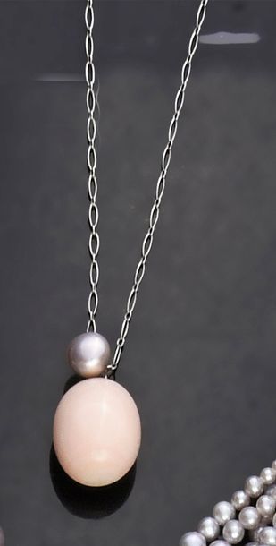 null Collier pendentif composé d'une perle conche pesant 12,50 cts environ, surmontée...