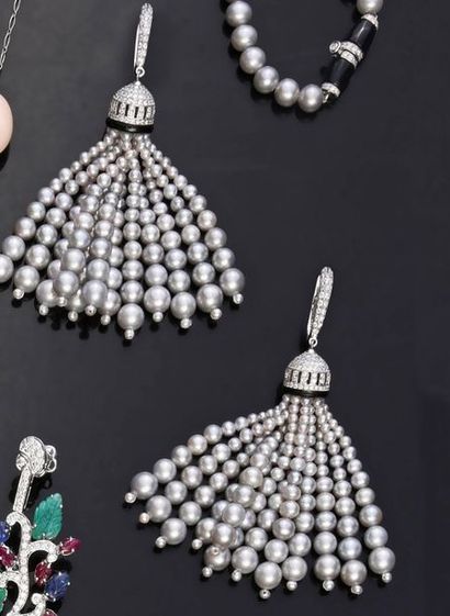 null Paire de pendants d'oreille en or gris 750e, à motif de pompon de perles de...